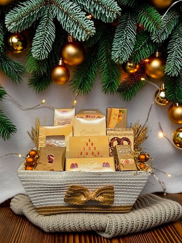 GOLDEN WINTER SNACK ATTACK GIFT BASKET
