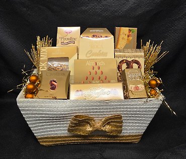 GOLDEN WINTER SNACK ATTACK GIFT BASKET