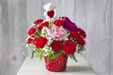 SWEET THING WITH CARNATIONS SO PRETTY!