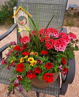OUTDOOR ROUND COLORFUL GARDEN PLANTER